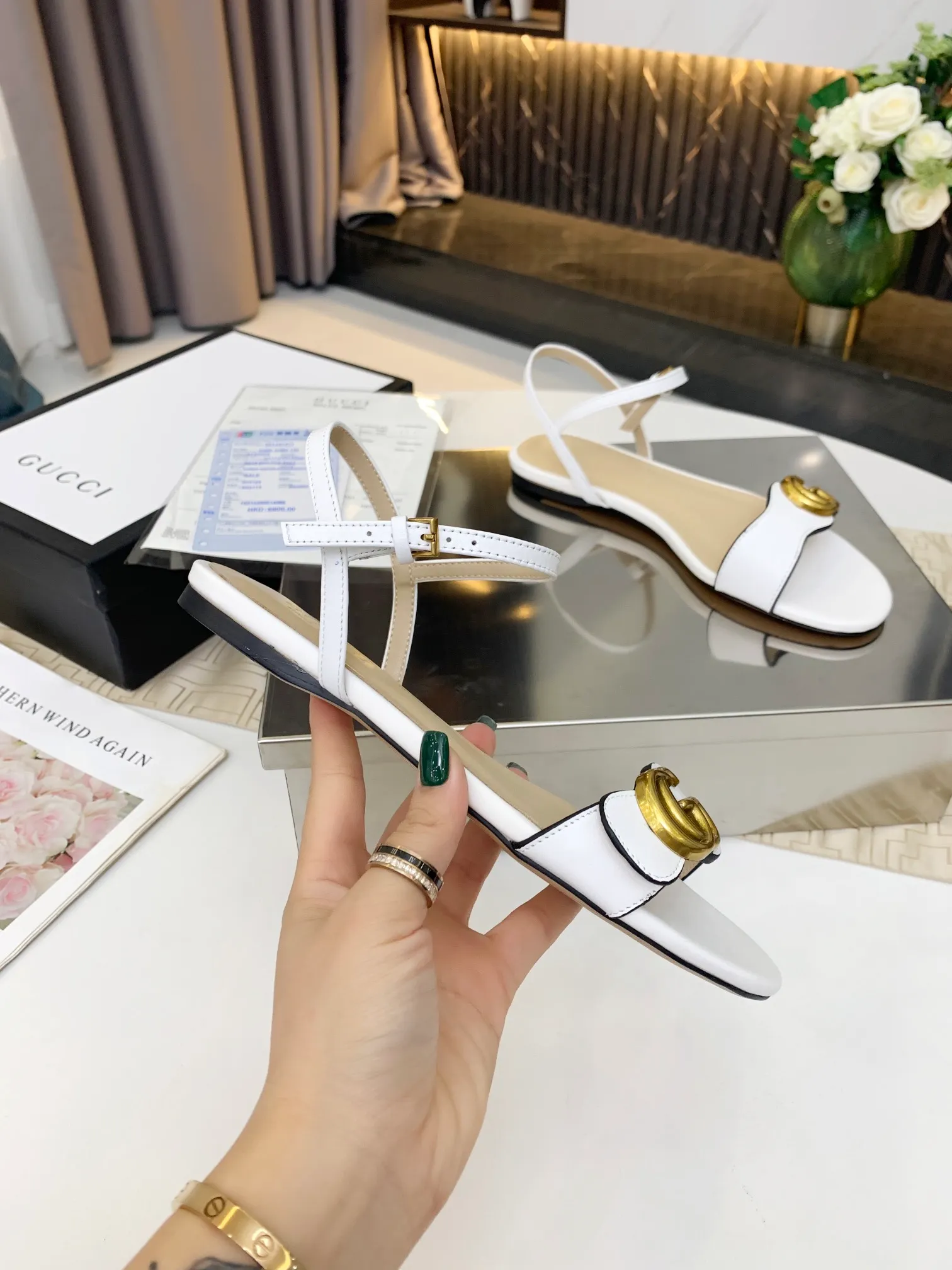 👟👟Ex-factory price 320👟👟 GUCCI’s new summer one-line sandals with exquisite bronze buckles are of great workmanship and reassuring. The leather is shiny and tough. Comfortable and super comfortable to walk. Recommend a sandal that meets the actual needs of the public✅ Fabric: First-layer cowhide Lining/foot pads: Sheepskin🐑 Rubber outsole. Color: Black White Code Number: 35-39 (41, 42 customized) Comes with receipt.